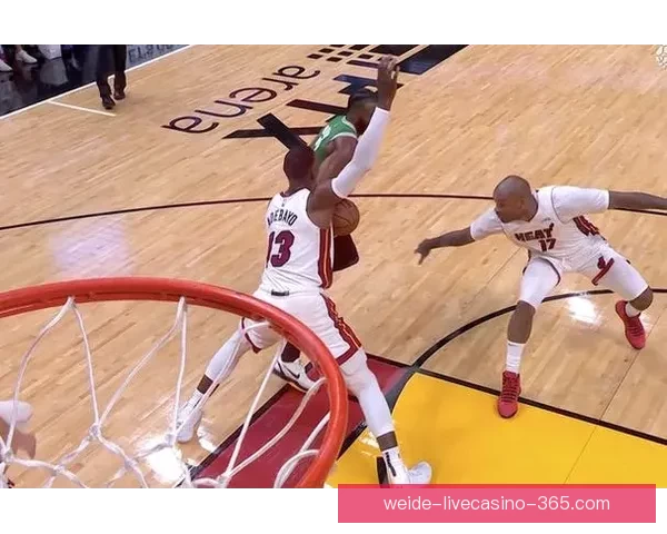 多尔特突破上篮重摔倒地受伤 已返回更衣室接受检查